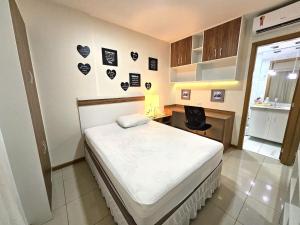 Lindo e decorado, Hotel Vista في برازيليا: غرفة نوم مع سرير ومكتب مع جهاز كمبيوتر