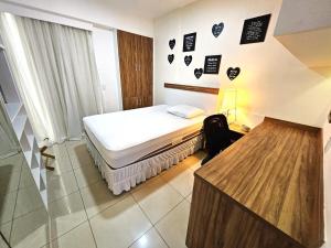 a small bedroom with a bed and a desk at Lindo e decorado, Hotel Vista in Brasilia