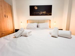 Ένα ή περισσότερα κρεβάτια σε δωμάτιο στο 3 Bedroom Apartment Athens - Koukaki