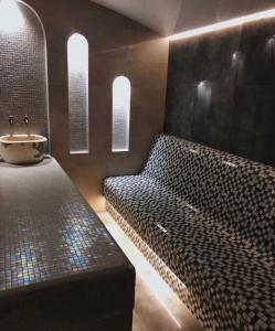 een badkamer met een bank en een wastafel. bij Royal Relax in Khorodelets