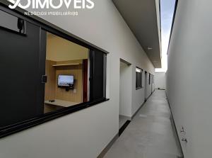 un pasillo vacío en un hospital con una ventana en Bem-vindo à nossa deslumbrante casa em Caldas Novas!, en Caldas Novas