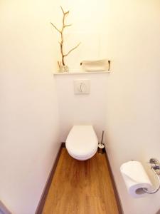 Phòng tắm tại T2 Cosy et climatisé Cap Estérel