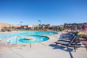 una piscina con tumbonas en un patio en Canyon Views, en St. George