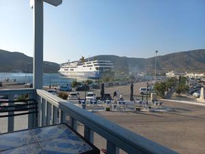 un crucero está atracado en un estacionamiento en Porto Gavrio Loft en Gavrio