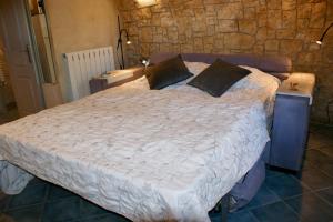 1 dormitorio con 1 cama grande y 2 almohadas en L’Écrin de Gilette, en Gilette
