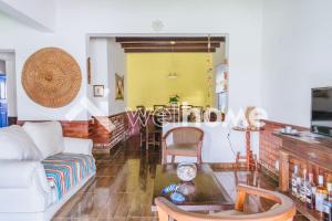 een woonkamer met een bank en een tafel bij Casa a 10 min da Praia do Forte, em Cabo Frio in Cabo Frio