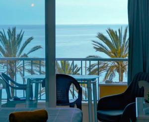Habitación con vistas al océano y a las palmeras. en Comfortable studio in Marbella with sea views, en Marbella
