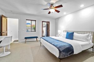 1 dormitorio con 1 cama y ventilador de techo en Villa del Sol Montana - A Ryson Property en Palm Springs