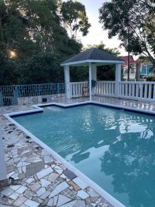 Beautiful Getaway Vacation Property With Private Pool! في خليج مونتيغو: مسبح مع شرفة في ساحة