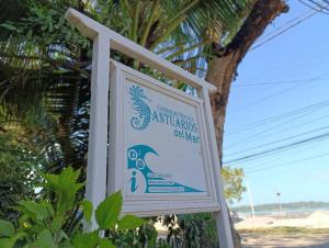 um sinal para um sinal de água do mar de Atlantis ao lado de uma árvore em Santuarios del Mar em Bocas Town