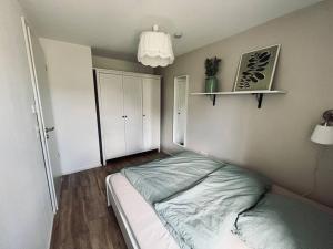 - une petite chambre avec un lit d'angle dans l'établissement Kuscheliges Apartment am Limes, à Rainau