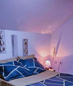sypialnia z łóżkiem i fioletowym sufitem w obiekcie Apartman 053 w mieście Doboj
