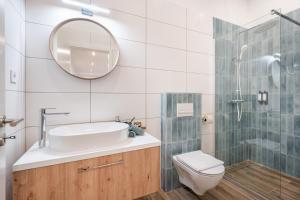 N36- Boutique Apartments, Best Location, By BQA في بودابست: حمام مع حوض ومرحاض ومرآة