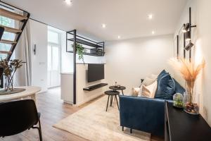 N36- Boutique Apartments, Best Location, By BQA في بودابست: غرفة معيشة مع أريكة زرقاء وتلفزيون +48 صورة