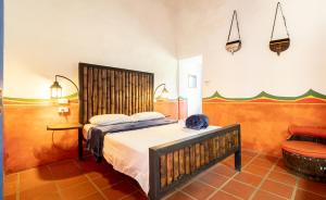 - une chambre avec un lit et une baignoire dans l'établissement Riverside Ecoliving Space, à Jericó