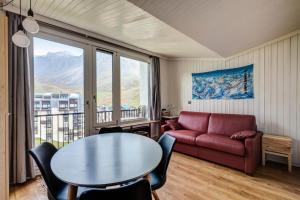 a living room with a table and a couch at Appartement à Tignes avec accès direct aux pistes 84390 in Tignes