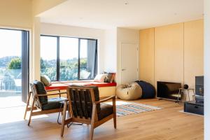 Posezení v ubytování KOTARE – Stunning Kaiteriteri Holiday Home + 9 fotografií