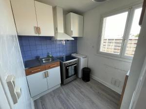 Кухня или мини-кухня в Centre ville T2 - Aurillac - Parking Gratuit - Proche de la gare - 1 chambre - 1 canapé lit
