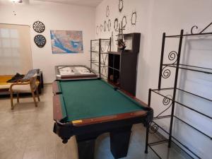 Cette chambre dispose d'une table de billard. dans l'établissement Casa de Descanso en Familia TLAHUICA., à Los Limones