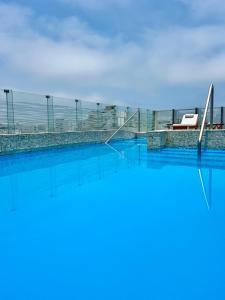 una piscina con vistas a un edificio en Sol de Oro Hotel & Suites, en Lima