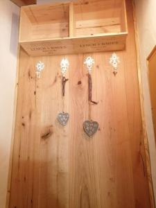 uma porta de madeira com dois corações em Ferienwohnung Lechsee em Lechbruck