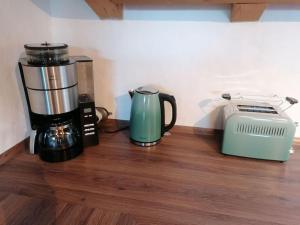 um balcão de cozinha com comodidades para preparar café e um liquidificador em Ferienwohnung Lechsee em Lechbruck