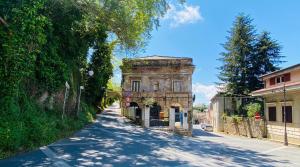 an old building on the side of a street at Ellebi in Vibo Valentia