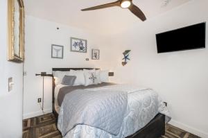 a bedroom with a bed and a ceiling fan at Agustin Inn - Saint Augustine - Adults Only in St. Augustine