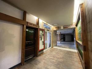 an empty hallway of a building with a hallway at Résidence Lac Du Lou - Studio pour 4 Personnes 214 in Les Menuires