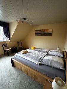 a bedroom with a large bed in a room at Ferienwohnung Lara "Im Herzen von Ostfriesland" in Osteel