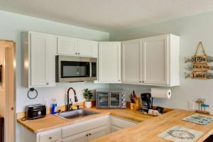 EutawvilleBells Marina & Fishing Resort - Santee Lake Marion by I95 - Family Adventure, Pets on Request!的带白色橱柜和水槽的厨房