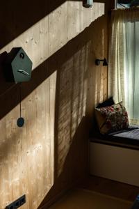 Camera con una parete in legno, un letto e una finestra. di Cabin Westerwald Sauna zubuchbar a Niederdreisbach