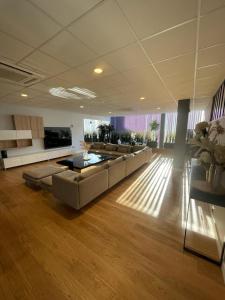 sala de estar amplia con sofá y TV en Duplex en plein cœur de ville, en Moulins