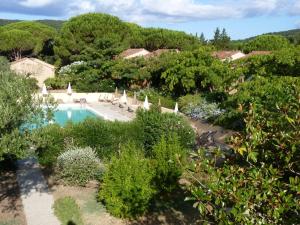 una imagen de una piscina en un jardín en Residence Les Sellettes, en Saint-Tropez