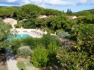 une image d'une piscine dans un jardin dans l'établissement Residence Les Sellettes, à Saint-Tropez