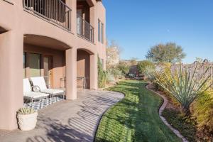 eine Terrasse eines Hauses mit zwei Stühlen und einem Hof in der Unterkunft Chip Shot in St. George