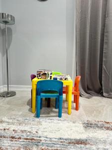 1 mesa y 2 sillas en una habitación en The Nesting Gem, en Orangetree