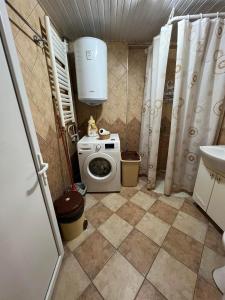 uma pequena casa de banho com uma máquina de lavar roupa e um WC em Aleksandra 4 em Skopje