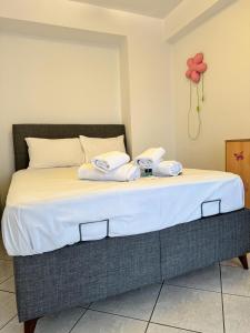 カヴァラにあるSofias Ferienhausのタオルが備わるドミトリールームのベッド1台分です。