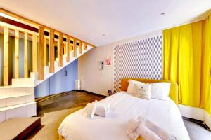 ein Schlafzimmer mit einem Bett mit zwei ausgestopften Tieren darauf in der Unterkunft 113 Suite Lui - Bel Appartement à Paris in Paris
