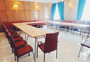 - une salle à manger avec une table et des chaises dans l'établissement Hotel Antalya, à Zaozërnyy
