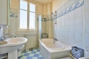 Fotografie z fotogalerie ubytování Charming apartment with Eiffel Tower view v Paříži