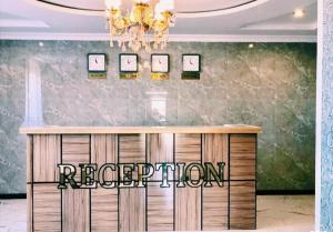recepcji w pokoju z żyrandolem w obiekcie Hotel Antalya w mieście Zaozërnyy
