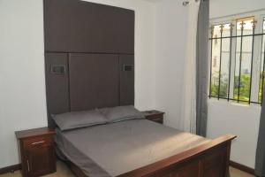 蒙舒瓦西的住宿－La Petite Villa Golf de Mont Choisy，一间卧室设有一张床和一个大窗户
