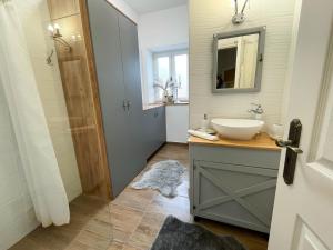 A bathroom at Bíborlak 7