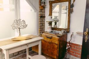 espejo en la parte superior de un tocador de madera en una habitación en Bíborlak 7 en Villány