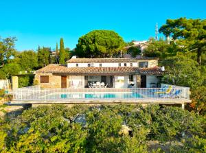 Kolam renang di atau dekat dengan Villa Crystal River, piscine privée & vue mer sur Golfe de Saint Tropez