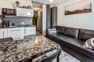 Kuchyň nebo kuchyňský kout v ubytování Studio 4 personnes avec terrasse vue montagne à Vars - Studio 4 personnes avec terrasse - Sélection - Super Home MAE-6051