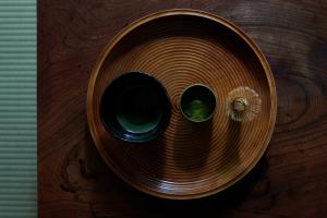 dos tazas en un plato en una mesa de madera en Shirafuji - Vacation STAY 01283v en Suzaka