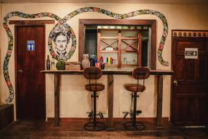 un bar en una habitación con espejo en Hostel Casa De Yagil en San Cristóbal de Las Casas